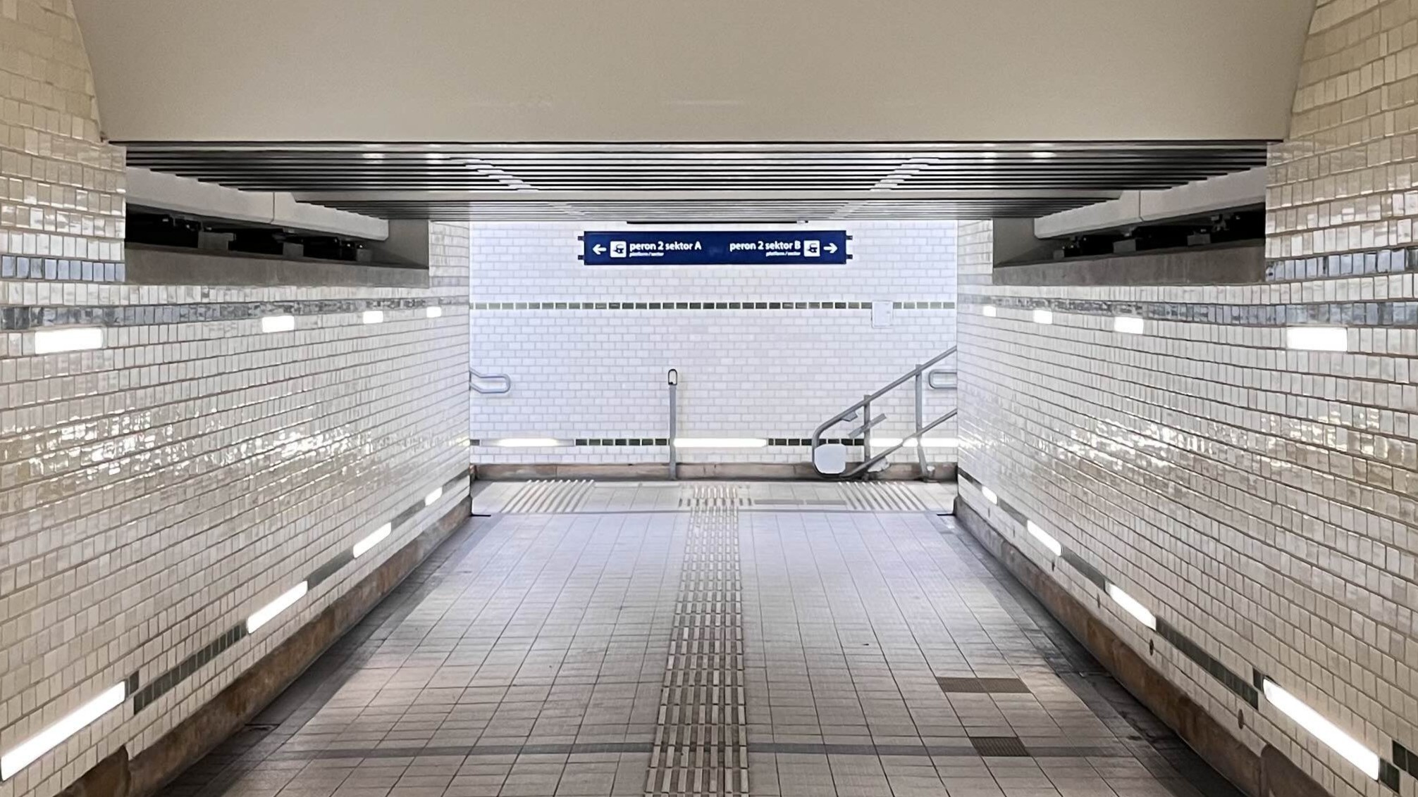 Przejście pomiędzy peronami 1 i 2 w Opolu Głównym