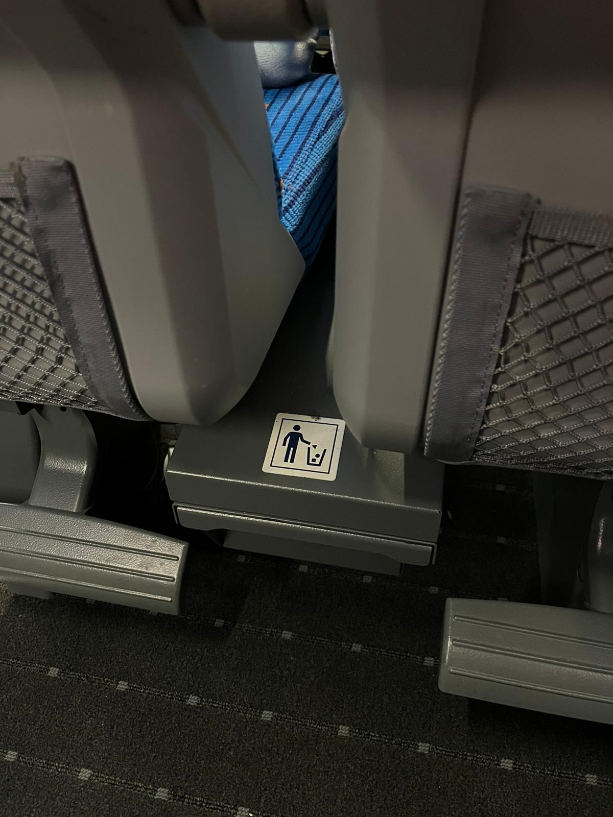 Kosz na śmieci pomiędzy siedzeniami w ComfortJet