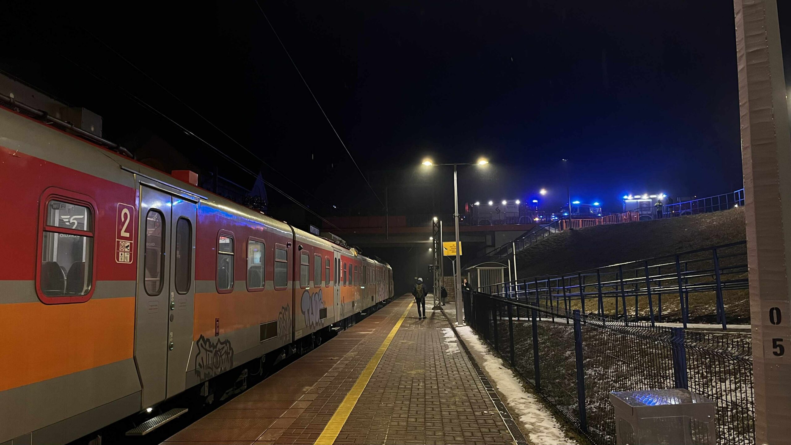 Pociąg POLREGIO widziany z peronu w Łosiowie; brak AED w środku podczas sytuacji zagrożenia życia.
