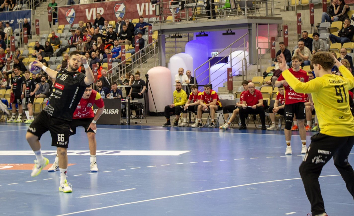 Zawodnik Gwardii Opole Admir Peldija wykonuje rzut karny