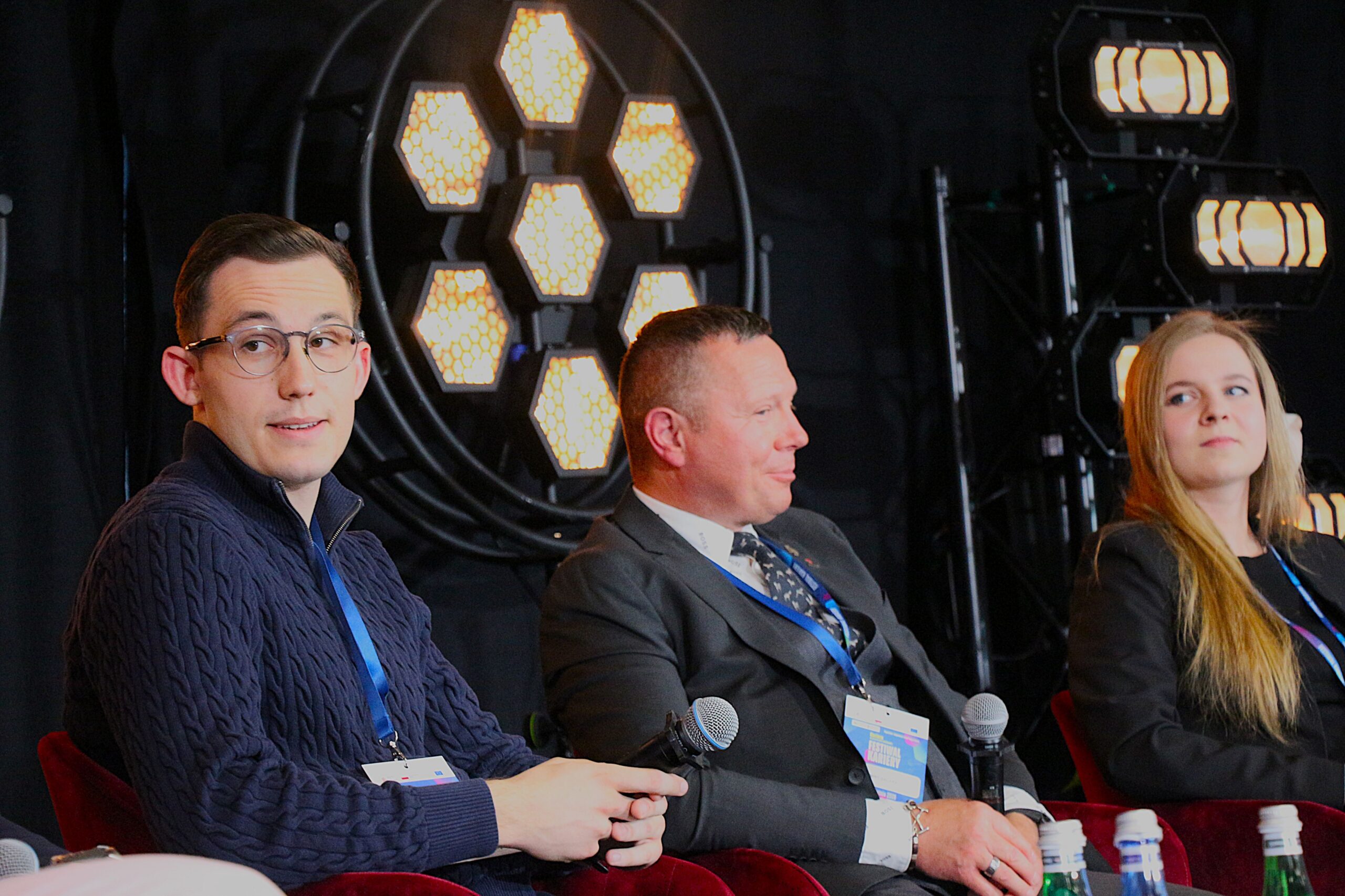 Od lewej: Wiktor Twardowski, Robert Galara i Zofia Stachera podczas dyskusji.